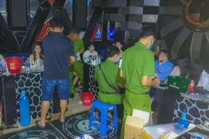Bắt quả tang 19 nam, nữ chơi ma túy trong phòng karaoke