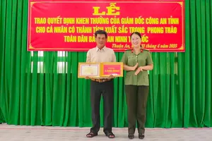 Khen thưởng tài xế chở nghi phạm sát hại 2 người vào đồn công an