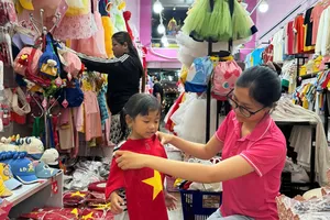 Áo, quà lưu niệm in cờ đỏ sao vàng hút hàng