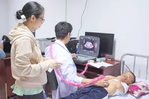 Cần Thơ: Khám sàng lọc bệnh tim bẩm sinh cho trẻ em 