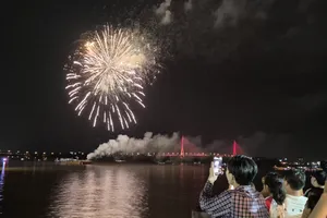 Hàng ngàn người dân xem pháo hoa mừng Tết Độc lập bên sông Hậu