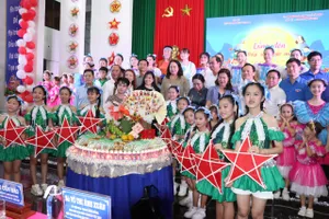 Phó Chủ tịch nước Võ Thị Ánh Xuân tặng quà Trung thu cho trẻ em nghèo Cần Thơ