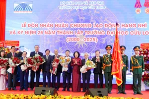 Tập thể lãnh đạo Trường Đại học Cửu Long và các đại biểu tại lễ kỷ niệm