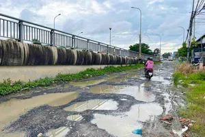 Cần Thơ: Người dân mòn mỏi chờ sửa chữa đoạn đường dạ cầu Hưng Lợi