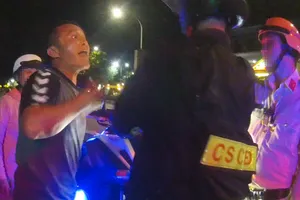 Cần Thơ: Khởi tố tài xế chống đối, không chấp hành đo nồng độ cồn