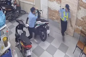 Hai bảo vệ quán nhậu đánh nhau, một người bị đâm tử vong