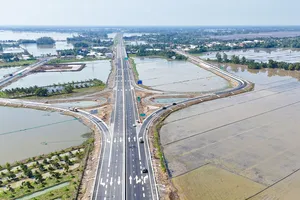 Ngày đầu thông xe tuyến cao tốc Cần Thơ - Hậu Giang: Ít phương tiện lưu thông 