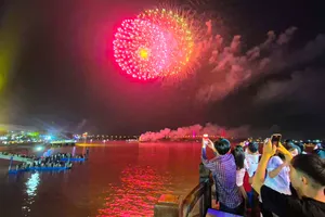 TP Cần Thơ bắn pháo hoa tầm thấp chào mừng Lễ hội Văn hóa sông nước