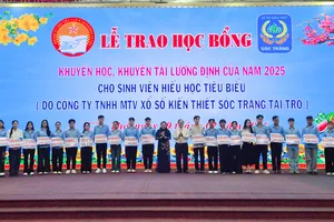 Bà Hồ Thị Cẩm Đào, Phó Bí thư Thành ủy, Chủ tịch Uỷ ban MTTQ Việt Nam TP Cần Thơ trao học bổng cho các em sinh viên