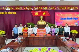 TPHCM trao kinh phí hỗ trợ 500 triệu đồng thực hiện an sinh xã hội tại Cần Thơ