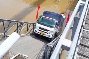 Cần Thơ: Xe tải chở gạo làm sập cầu trên tỉnh lộ 