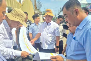 Phó Chủ tịch UBND TP Cần Thơ Nguyễn Văn Hoà kiểm tra thực địa tiến độ Dự án Nâng cấp, mở rộng quốc lộ 91