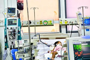 Cứu sống bé gái 20 tháng tuổi bị tay chân miệng độ 4 nguy kịch