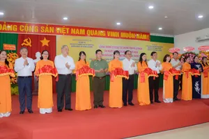 Các đại biểu cắt băng khai trương cơ sở đào tạo