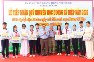 Tiếp nhận gần 500 triệu đồng cho Quỹ học bổng Dương Kỳ Hiệp