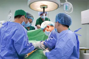 Người đàn ông bị cây đinh 4cm xuyên vào bụng khi sử dụng máy bắn đinh