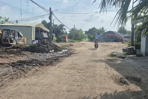 Cần Thơ: Xe chở vật liệu xây dựng “băm nát” đường Bạch Đằng