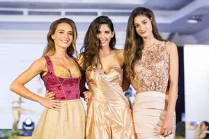 Hoa hậu Áo trình diễn trang phục dân tộc tại Việt Nam