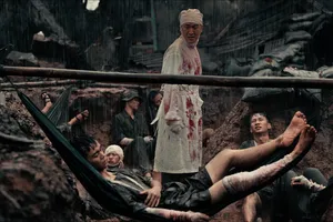 Phim "Mưa đỏ" tung những hình ảnh chân thực đến nghẹt thở