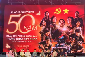 Diễn viên phim “Địa đạo: Mặt trời trong bóng tối” hòa mình cùng khán giả trên phố đi bộ