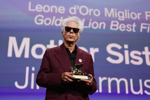 Đạo diễn phim độc lập Mỹ gây bất ngờ, thắng lớn tại LHP Venice 2025