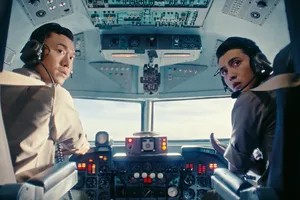 "Tử chiến trên không" dẫn đầu phòng vé, "Mưa đỏ" sắp đạt 700 tỷ đồng