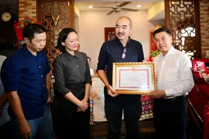 Đạo diễn Bùi Thạc Chuyên nhận bằng khen vì những đóng góp của "Địa đạo: Mặt trời trong bóng tối"