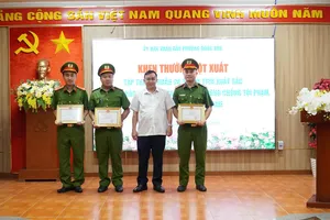 Khen thưởng đột xuất thành tích phối hợp bắt cướp trong làng đại học