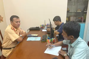 Xử lý người điều khiển ô tô chèn ép nhau trên đường