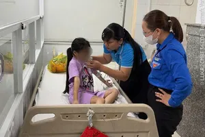 Tạm giữ 2 người để điều tra vụ bé gái 9 tuổi bị bạo hành