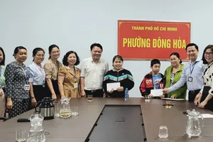 Trao hỗ trợ cho người dân bị thương do cây gãy đổ