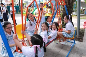 Tặng sân chơi cho thiếu nhi