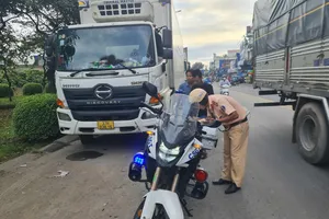 Phạt xe đầu kéo đậu, đỗ sai quy định trong khu công nghiệp