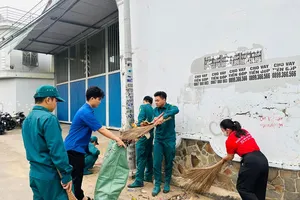 Người dân chung tay làm đẹp phố phường 