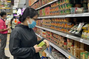 Người dân đi mua sắm sau giãn cách. Ảnh: LẠC PHONG