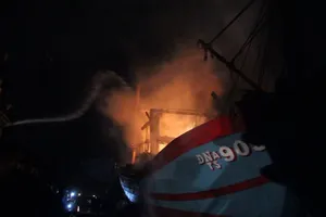 Tàu cá bị thiêu rụi     Ảnh: NGUYÊN KHÔI