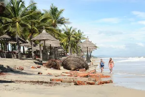 Bờ biển Cửa Đại (Hội An) bị xói lở do thiếu hụt bùn cát. Ảnh: NGUYÊN KHÔI