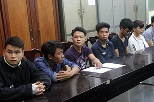 Nhóm 7 đối tượng đập phá ô tô bị Công an quận Hải Châu bắt giữ    Ảnh: NGUYÊN KHÔI