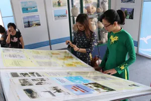 Du khách và người dân thưởng lãm    Ảnh: NGUYÊN KHÔI