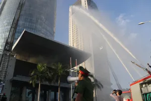 Diễn tập PCCC tại toà nhà Trung tâm hành chính TP Đà Nẵng     Ảnh: NGUYÊN KHÔI