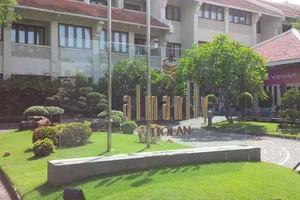 Bảng tên khách sạn Almanity đặt trong khuôn viên được Đội Kiểm tra Văn hoá Hội An xác định là vi phạm Luật Quảng cáo