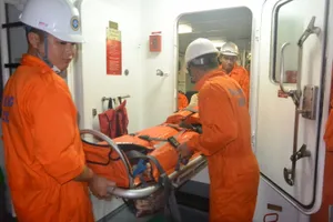 Nhân viên tàu SAR274 đưa ngư dân Nguyễn Đức Thạnh về đến đất liền cấp cứu kịp thời 