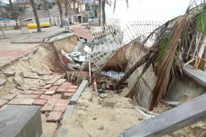 Biển Mỹ Khê bị xâm thực, lãnh đạo Đà Nẵng đi kiểm tra “khẩn” 