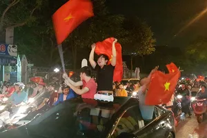 Người dân Đà Nẵng đổ xuống đường ăn mừng chiến thắng 