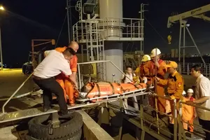 Nạn nhân được đưa lên bờ và chuyển đến bệnh viện cấp cứu 