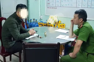 Phóng viên Hứa Vĩnh Nhân trình báo sự việc với CCoong an phường Thạch Thang 