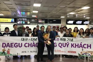 Ông Han Man Soo - Cục trưởng Cục du lịch - Văn hóa - Thể thao Deagu tặng hoa đón đoàn khách đầu tiên từ Đà Nẵng sang Deagu