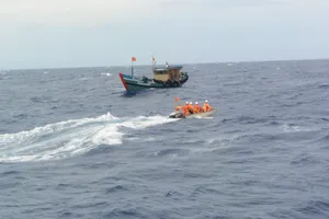 Tàu câu mực khơi cùng 52 ngư dân đang gặp nạn trên biển
