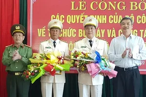 Đại tá Lê Ngọc Hai và Đại tá Trần Đình Chung (theo thứ tự thứ 2 và thứ 3 từ trái sang) được bổ nhiệm làm Phó Giám đốc Công an TP Đà Nẵng