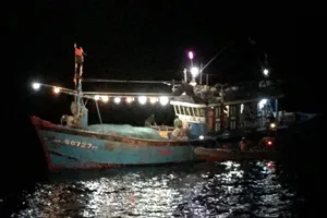 Tàu SAR 412 tiếp cận ĐNa 90727TS và cấp cứu ngư dân  bị tai biến mạch máu não